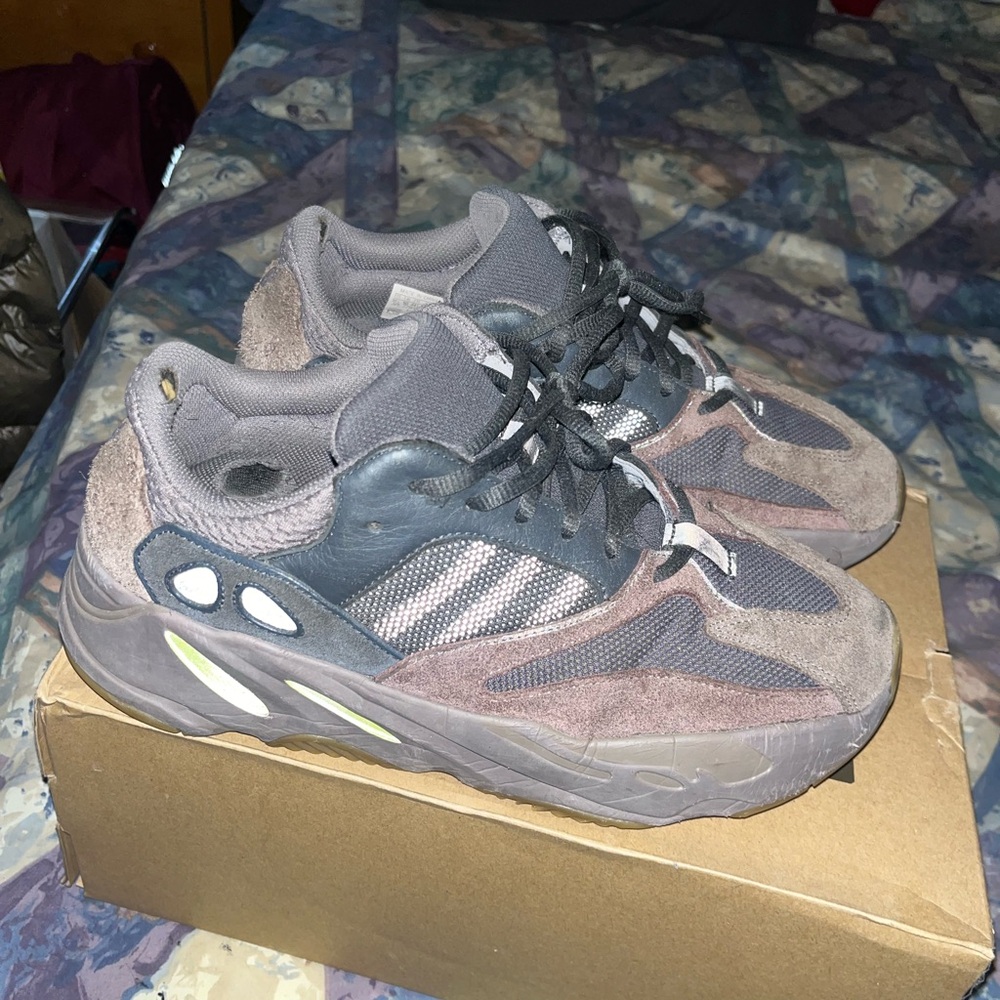 Adidas Yeezy 700 Mauve